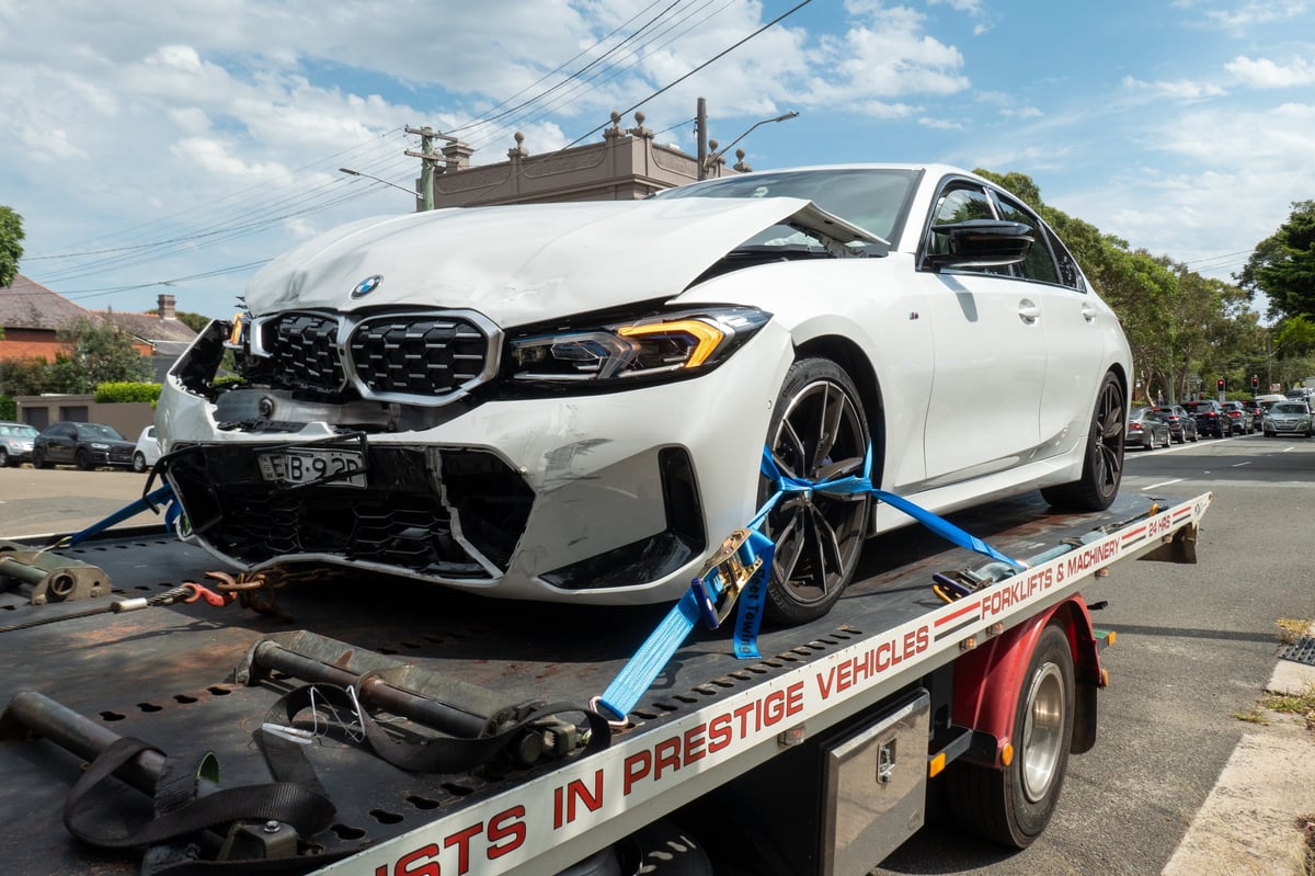 Carro chocado siendo transportado en grúa en Miami — compramos vehículos en cualquier estado